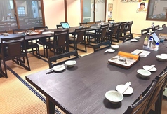 【2F】最大完全個室です。テーブル席です。小宴会から大人数の宴会までご対応致します。小さなお子様用の椅子はございません。2階のお席は3時間を目安にご利用をお願いいたします。