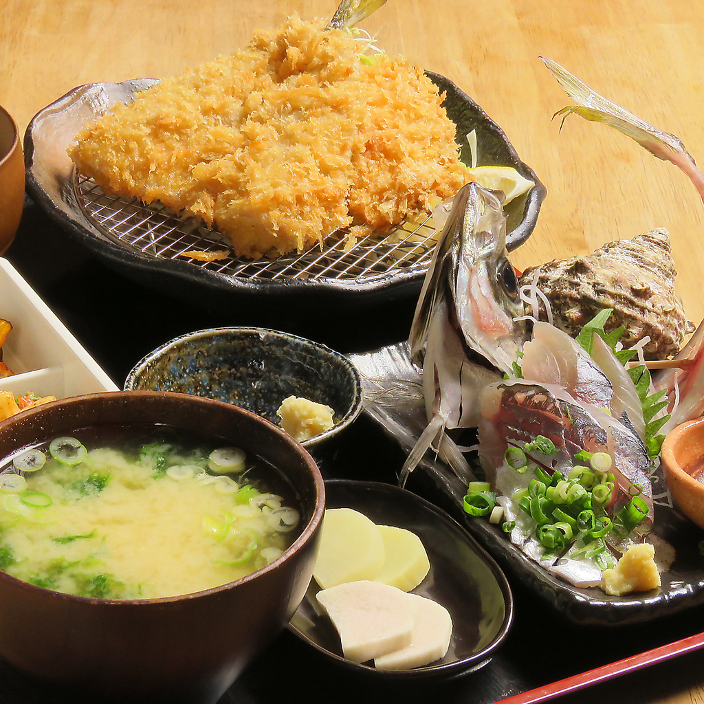 希少な金アジをふんだんに使った贅沢な定食は大人気♪