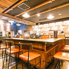 【1名様～2名様向け】仲の良い友人やカップルでのご利用にもおすすめのカウンター席。また、仕事終わりにフラッと立ち寄るにも最適です。