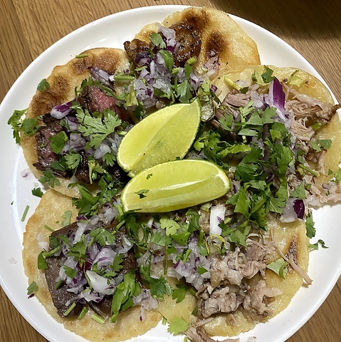 本格的なメキシカンタコスとコロナビールを味わえ、コーヒーやスムージーもあります