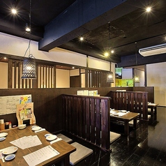 【掘りごたつ席 : 最大18名様】ご家族とのお食事に最適。やすらぎの掘りごたつ席。木の温もりに包まれた掘りごたつ席は、旅の疲れを癒やしながらゆったりとお食事を楽しめる人気のお席。4名様掛けと2名様掛けのテーブルを組み合わせ、最大18名様までご案内可能。