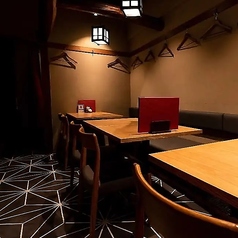 グループでの宴会や女子会、ご家族でのお集まりに使いやすい4名様用テーブル席を3卓完備。広々としたテーブルで、多彩な一品料理や宮城の地酒を囲みながら賑やかに盛り上がれるお席です。人数に合わせたお席の調整も可能ですので、中規模の飲み会やイベントの際にもぜひお気軽にご利用ください◎