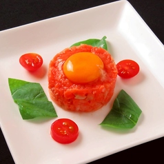 ■とろける旨さ！自家製だし醤油の「サーモンユッケ」