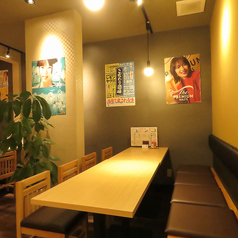 部署の集まりや大人数での飲み会に大活躍の、ゆったりとした8名様席です。団体様もタコ焼きを囲んで一体となって盛り上がれる広さを確保。活気ある酒場の雰囲気を味わいながら、周りを気にせず仲間内で楽しめます。ご予約はお早めにどうぞ！