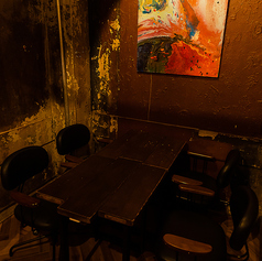 隠し扉の裏には落ち着いた雰囲気の完全個室