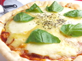料理メニュー写真 モッツァレラチーズのピザ