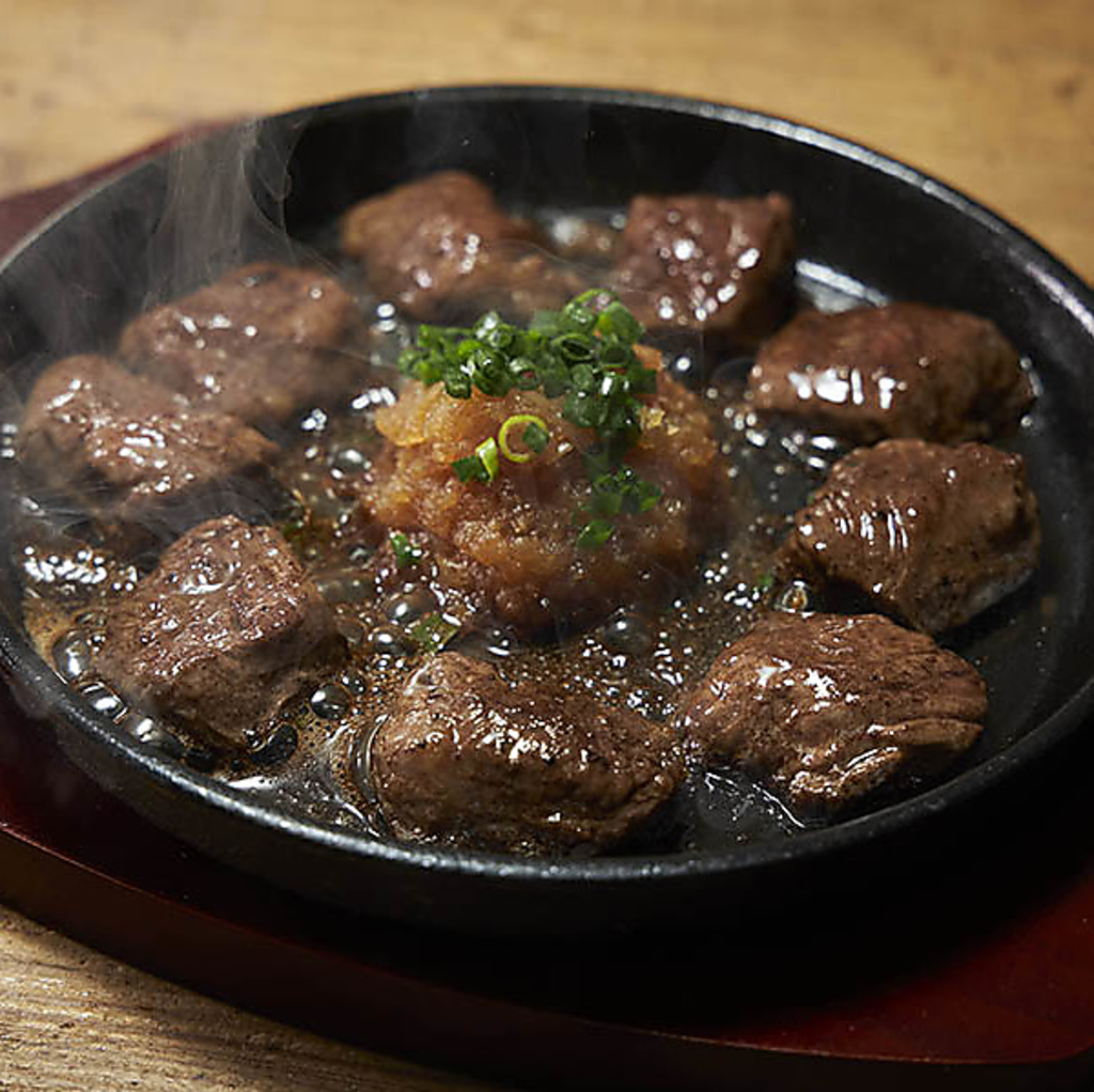 お料理は種類豊富★人気は特撰サイコロステーキ！