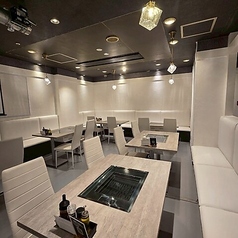 仕切りを調整することで、フロアの一部を貸切感覚でご利用いただけます。周りを気にせず、仲間内だけでプライベートな焼肉宴会を満喫できます！