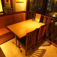 大広間  テーブル席４×５、２×２用意。