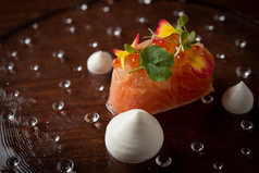 サーモンのミキュイ　根セロリのソース