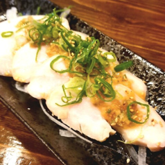 《丁寧な低温調理♪》しっとり柔らか蒸しどり500円◆こだわりのネギ塩だれを絡めてどうぞ！の写真