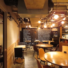 かわいらしい丸テーブル席