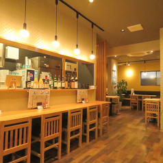 お一人様はもちろん、デートやサク飲みにも人気のカウンター席。調理の様子が見える特等席で、立ち込めるタコ焼きの香りと活気を間近に感じられます。スタッフとの会話も弾みやすく、気兼ねなく飲みたい時や、気分転換に最適です。目の前で焼き上がる熱々をどうぞ!