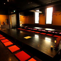 【最大50名様まで対応可能の大宴会会場】堀りごたつタイプのお席は足をおろしてゆったりおくつろぎ頂けます!お得な飲み放題付宴会コースはリーズナブルなコースから豪華内容のコースまで様々なシーンに合わせて豊富にご用意しております。大橋駅周辺での各種ご宴会のご予約・ご相談はお気軽にお問い合わせくださいませ。