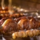 専用グリルでじっくり焼き上げた本格シュラスコ。外は香ばしく、中は驚くほどジューシーに仕上げます。目の前で豪快にカットするライブ感も魅力。肉好きにはたまらない看板メニューです。