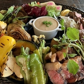 地元・柏の農家から直送される新鮮野菜を使用。旬の野菜を香ばしく仕上げたバーニャカウダなど、素材の美味しさを活かした一皿が魅力です。