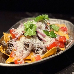 粗びき肉とチーズのナチョス