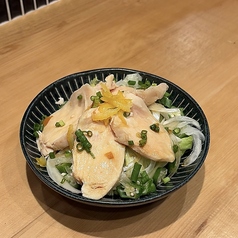 【絶品鶏料理】新鮮な鶏たたきは旨味を存分に活かした大人気の一品！角ハイボールのメガサイズと共にぜひの写真