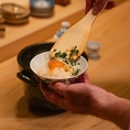 お食事の締めにおすすめの「土鍋ご飯」。注文を受けてから炊き上げることで、炊き立てならではの香りと味わいを楽しめます。