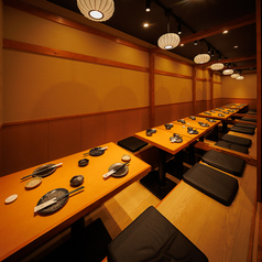 足を曲げてゆったりできる席は団体様にぴったりのお席となっております。お得な3時間飲み放題付プランは5000円～ご用意しております◎!お酒に合う一品料理は種類豊富!お料理は味・ボリューム共にこだわりぬいた内容でご提供♪