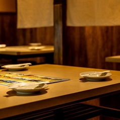 会社宴会や打ち上げ、接待やご会食など幅広いシーンに最適な大人数用個室をご用意しております。周囲を気にせずゆったりと過ごせる落ち着いた空間は、特別なお集まりや大切なひとときを彩るのにぴったり。広々とした個室で、心ゆくまで美味しい料理とお酒をお楽しみくださいませ。