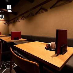 少人数でのプライベートな時間を大切にしたい方に最適な2名様用テーブル席です。親しい友人との語らいや、ご夫婦での夕食など、周囲を気にせずゆったりとお食事をお楽しみいただけます。木の温もりに包まれた居心地の良い空間で、当店自慢の「蒸籠飯」を囲みながら穏やかで素敵な時間をお過ごしください。