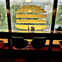 大きなストアロゴが目の前にある、窓側カウンター席！