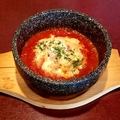 料理メニュー写真 シーフードの石焼トマトリゾット