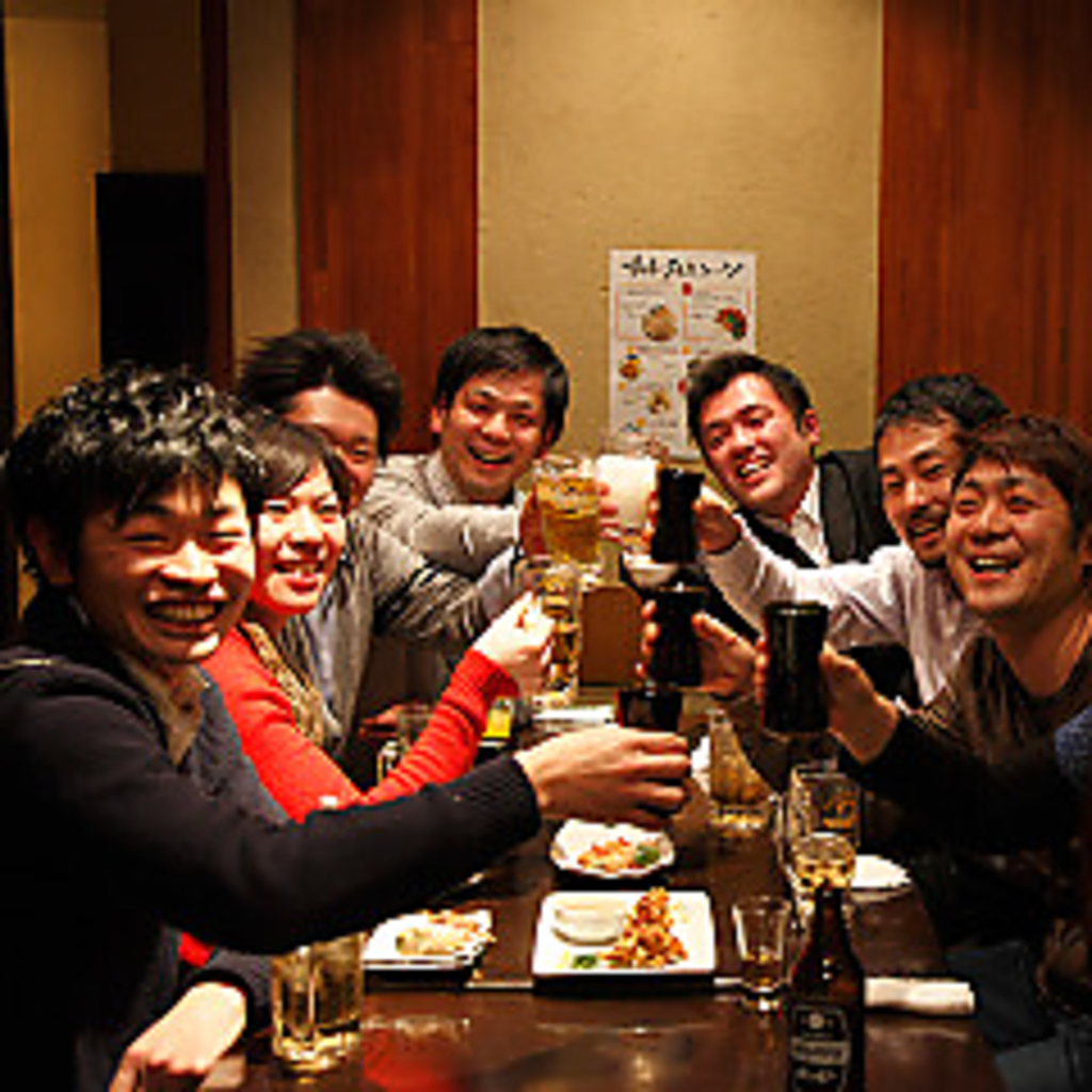 宴会の良い所は大人数でワイワイ楽しめること!お客様の笑顔の為だけにすみれの宴会コースはあります