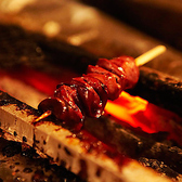 銘柄鶏の焼鶏を上質な馬目樫の紀州備長炭を使い、組み方にこだわり極めて近火の強火で一本一本ジューシーに焼き上げています。大ぶりな身で打つ串は『目で見て衝撃、食して感動』。定番から希少部位まで、種類豊富にご用意しております。