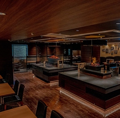 稼働式パーテーションで仕切られた半個室もご用意できます。（ディナータイムのみ）