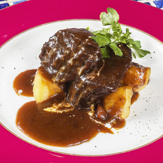 牛タンの赤ワイン煮込み