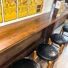 【1階カウンター席】会社帰りにお一人でのご利用や、同僚とのサク飲みにぴったりなカウンター席です♪土山駅徒歩5分と駅近アクセス良好なので、終電を気にすることなくお楽しみいただけます！ご来店心よりお待ちしております。