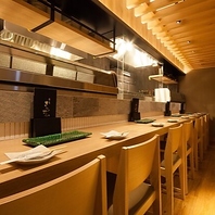 大人のための食空間、洗練されたカウンター席