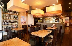 落ち着いた雰囲気が魅力のテーブル席は2名様～4名様まで可能。女子会や友人飲み、会社飲みなど、様々なシーンでご利用いただけます。友人たちとの思い出に残る時間をお過ごし下さい。