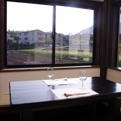 掘りごたつタイプの個室です。