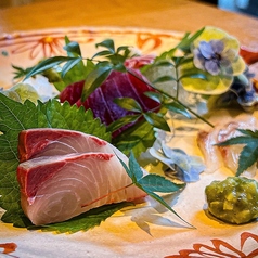 新鮮なお造り♪馬刺や赤鶏刺、だちょう刺を楽しめます！の写真