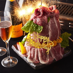 【2段にパワーアップ!!】肉ケーキデラックスverは3000円♪店内全員でお祝いします^^