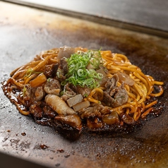 じっくり煮込んだ牛すじと特製ソースが決め手の「ぼっかけ焼きそば」の写真