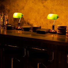 大きめのカウンター席はデートにもぴったり