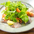 料理メニュー写真&nbsp;鮮魚のカルパッチョ、セルバチコとハーブのサラダ仕立て