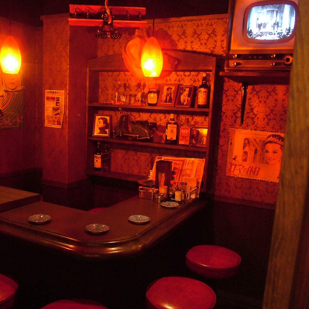 コチラはトリスバーをイメージした『トリスバーモダンタイムズ』個室です♪ムディーです★