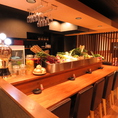 農家さんから毎日仕入れるお野菜だからこそ出来る、農家の台所を表現したエンターテイメント性を感じるカウンター席★　　見て楽しい、食べて美味しい！！また、飲食店では珍しい双子の大将とのトークも盛り上がりますよ☆