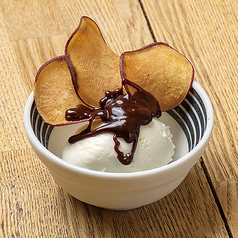 バニラアイスさつまいもチップスのせ