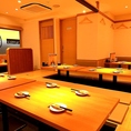 【テーブル席を貸切：18名様～22名様】テーブル席を貸し切れば最大は22名様までご利用いただけます。打ち上げや懇親会、歓迎会・送別会など職場のご宴会はもちろん、ご友人同士や地域のお集まり、同窓会など様々なシーンに◎