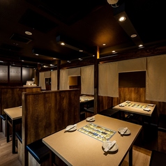 テーブル席は最大60名様までのテーブル席をご用意。人数に応じて席数の調整が可能な使い勝手の良いお席ですので、送迎会や打ち上げなど様々なご宴会に最適。和テイストの落ち着いた雰囲気で、当店自慢のお料理や美酒をご堪能ください。