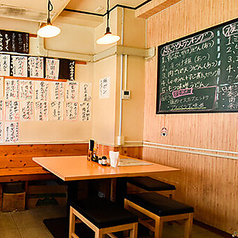 少人数から中人数のグループまで、幅広いシーンに対応可能なテーブル席を8席完備◎ご家族での夕食や、同僚との語り合いなど、使い勝手は抜群です♪アットホームな店風なので、小さなお子様連れでも安心してご利用いただけます。こだわりの手打ちうどんと、心のこもったサービスをゆったりとお楽しみください◎