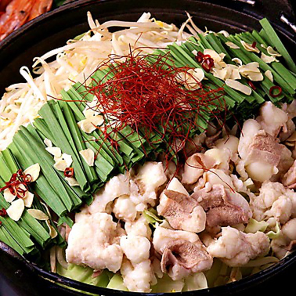 本格 博多風もつ鍋！厳選大トロ和牛ホルモン＆１００％自家製スープ。