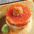料理メニュー写真 ウニとイクラのミルフィーユ寿司