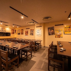 【店舗貸切:30~42名様】大人数での宴会に◎開放感ある空間で盛り上がる。大人数でのご宴会も当店にお任せください!30名様から42名様までの団体様に、貸切でのご宴会を承ります!広々とした店内は、大人数でのパーティーに最適です。会社宴会や歓送迎会、同窓会など、どんなシーンでも盛り上がること間違いなし。